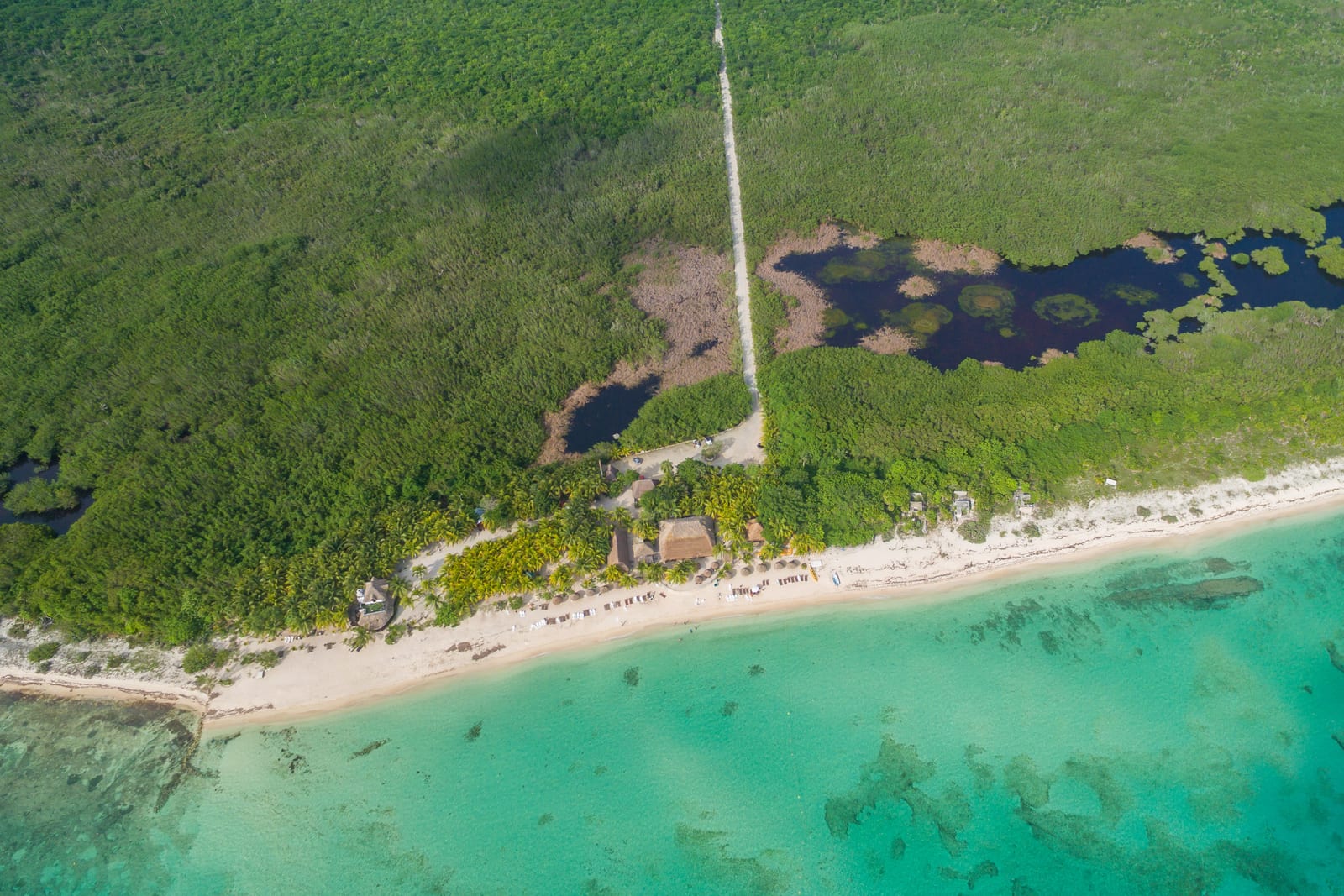 Playa de arena blanca y mar turquesa en la costa oeste de Cozumel