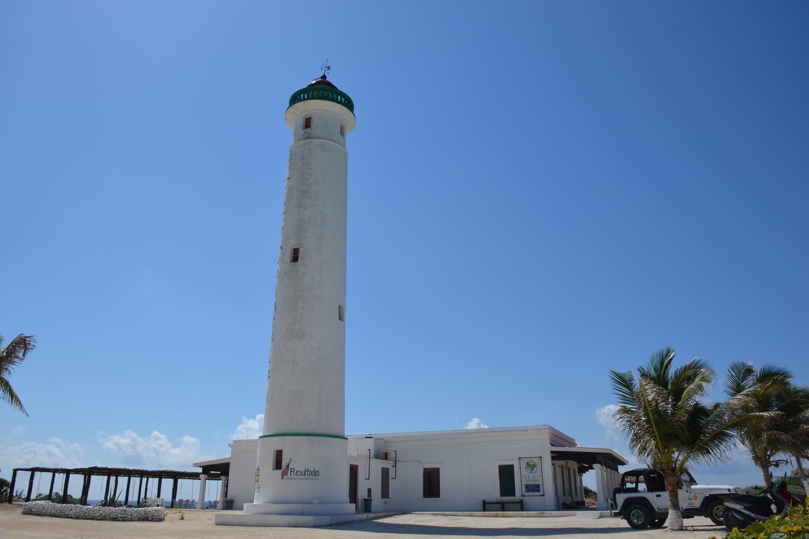 costa natural con arena y vegetación en el extremo sur de Cozumel (Parque Punta Sur)